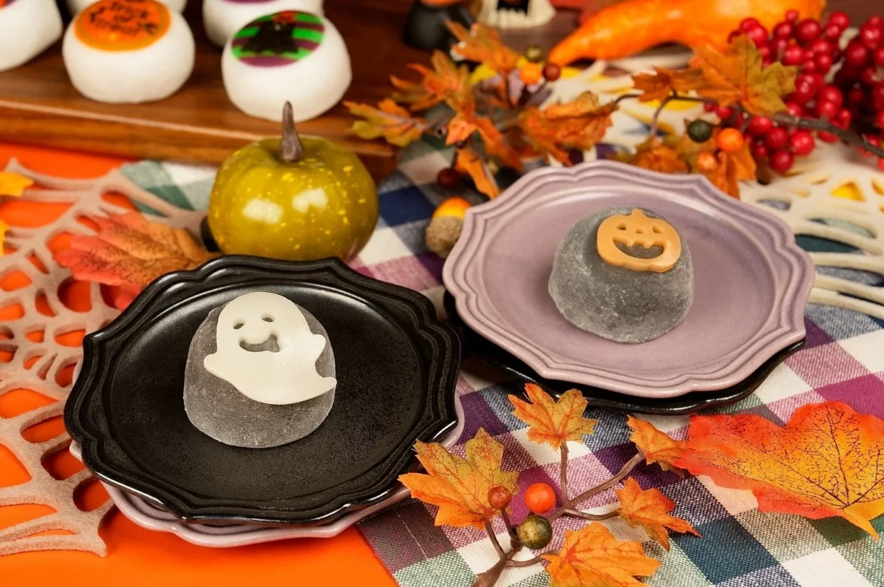 『ハロウィン栗大福』。おばけとジャック・オ・ランタン型の羊羹を載せた大福