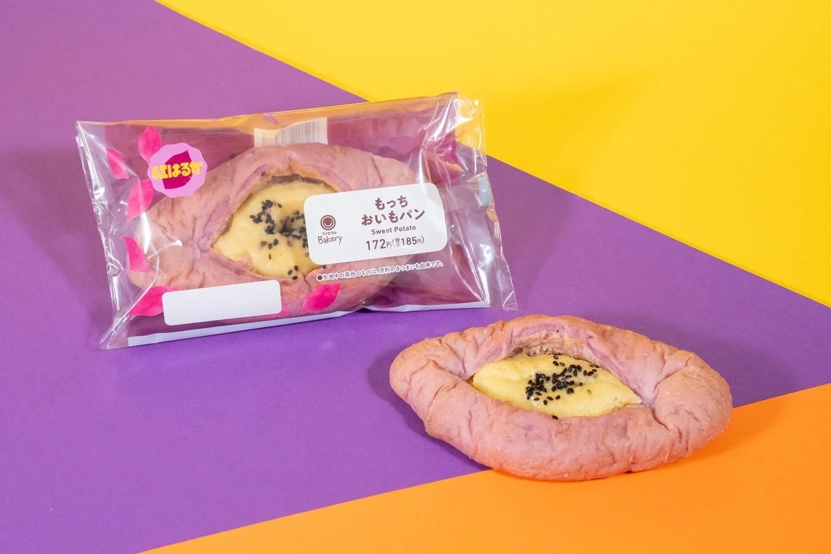 もっちおいもパン（紅はるか）の袋入り商品と、焼き芋風の外観のパン