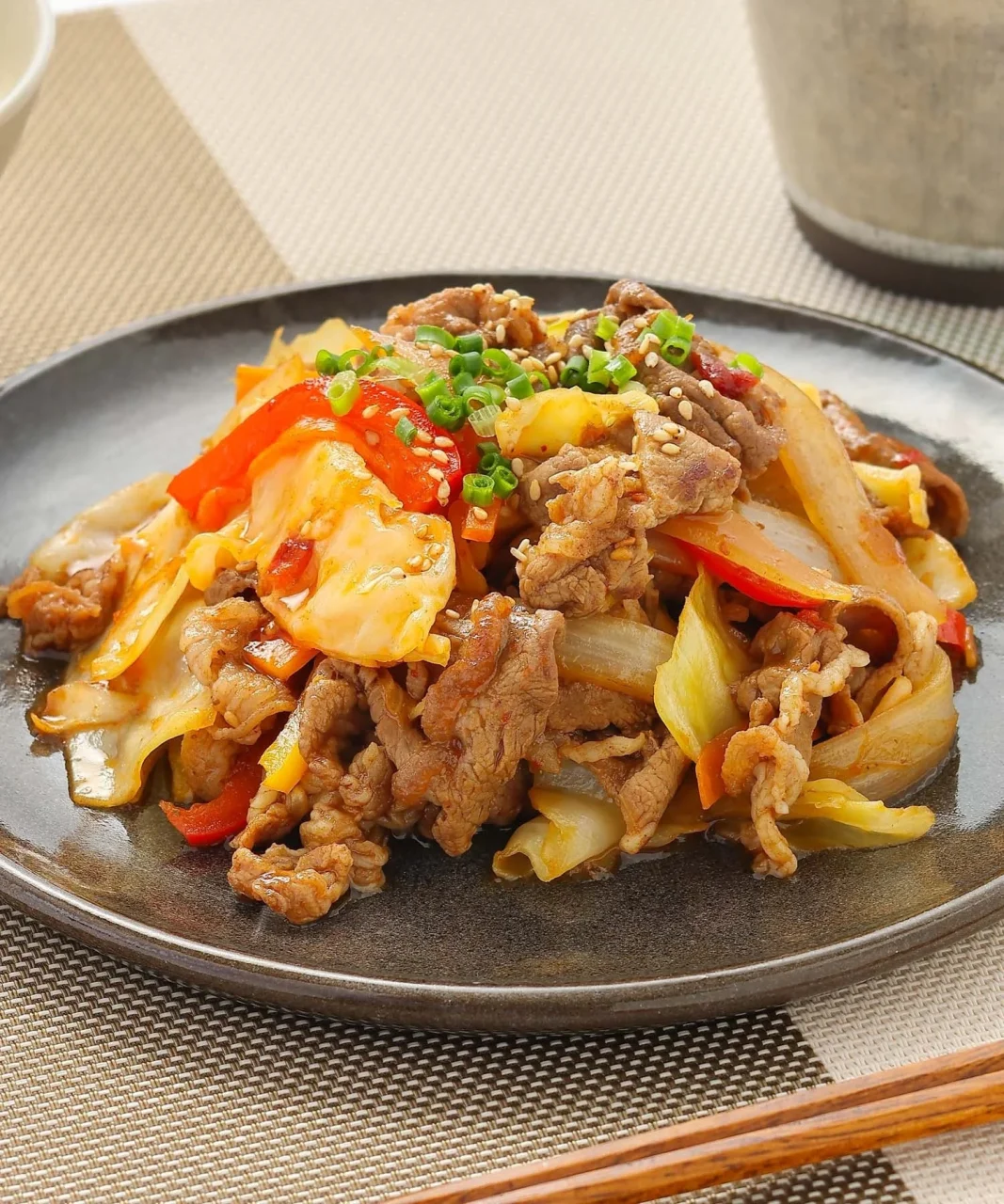 プルコギの素を使った炒め物。牛肉と野菜を盛り付けた皿