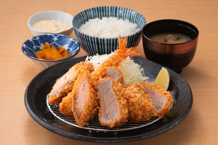 ヒレかつと秋鮭フライ、海老フライが盛り付けられた定食セット