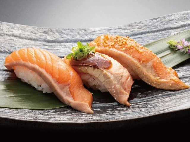 生サーモン食べ比べ三昧の寿司