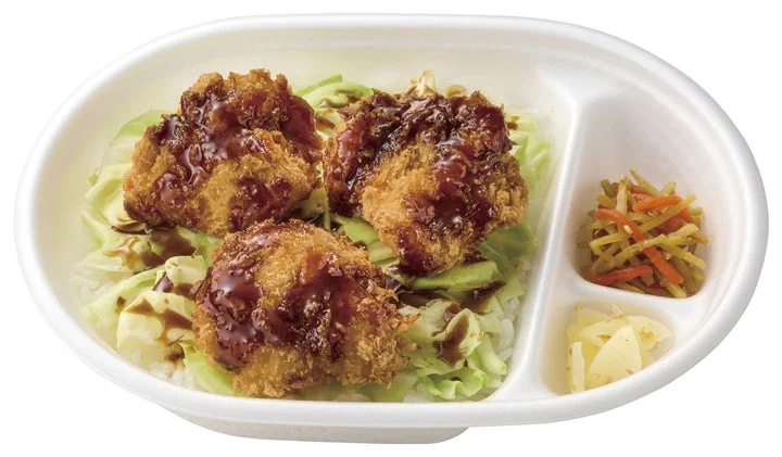 ソースのかかったとりかつと付け合わせが入ったお弁当