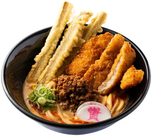 チキンカツがのった冷やし担々うどん