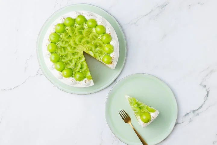 ホールケーキと皿に盛られた一切れのケーキとフォーク