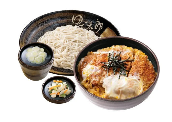 満腹かつ丼とそばのセットメニュー。漬物が添えられている。