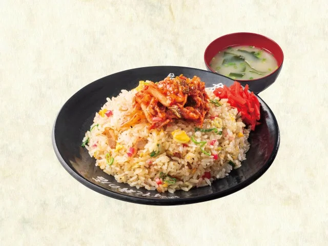 キムチがのった「キムチチャーハン」と味噌汁。