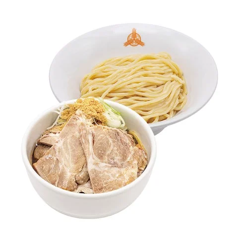 チャーシューを盛り付けた黒鰹醤油つけそば