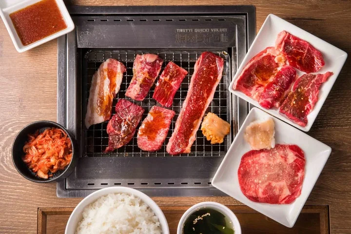 焼肉ライクの無煙ロースターで焼かれている肉と、周囲のメニュー。