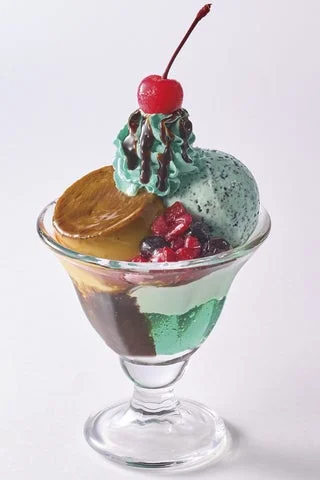 自家製プリンとチョコミントアイスを盛り付けたジョナサンデー
