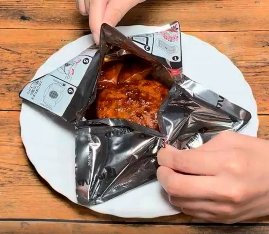 手で特殊パッケージを開封している様子