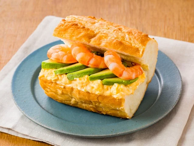 えびとアボカドのたまごサンドの調理例