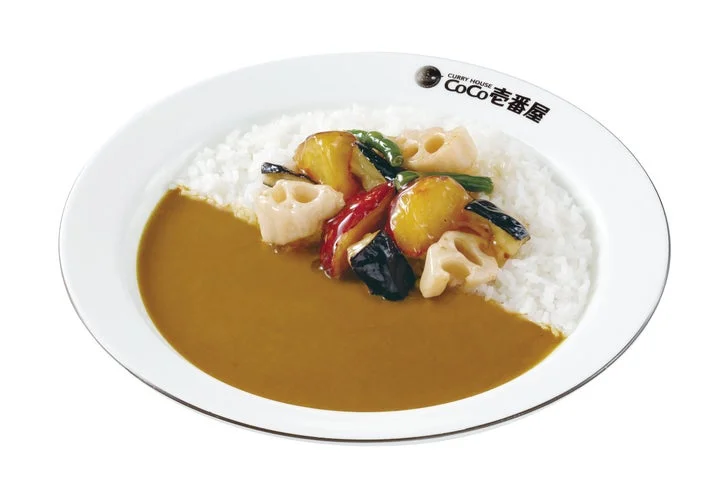 素揚げした野菜がトッピングされた秋の野菜カレー