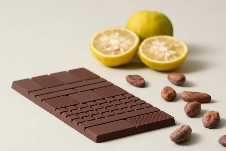 チョコレートと柚子の実、カカオ豆が配置された様子。