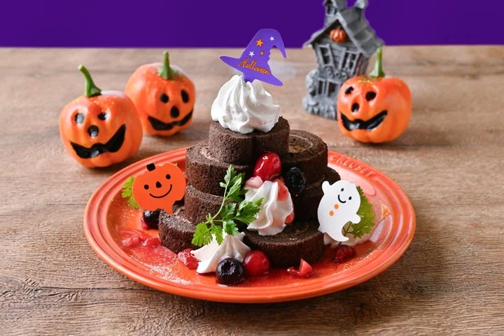 ハロウィン仕様のピックが飾られたロールケーキタワー