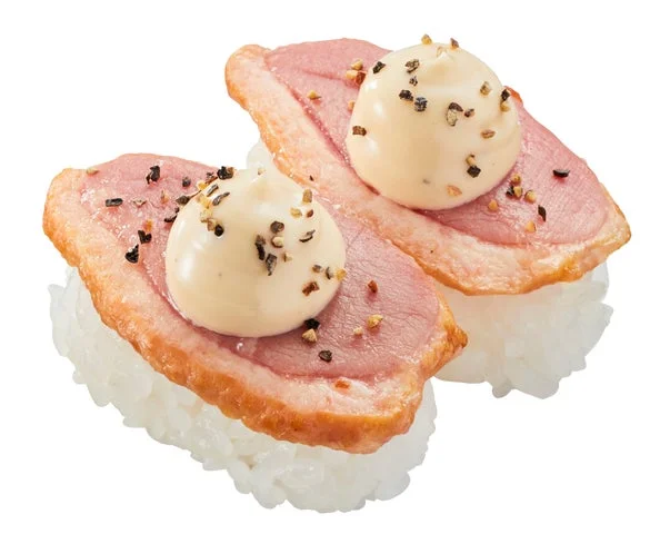 合鴨ロースの上にトリュフマヨソースとブラックペッパーがのった寿司