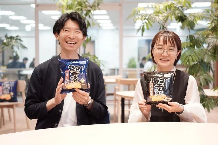 堅あげポテトを持つ男女
