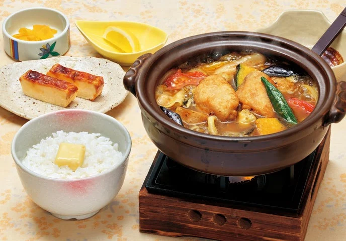 鍋に入ったスープカレーとバターご飯、カタラーナのセット。