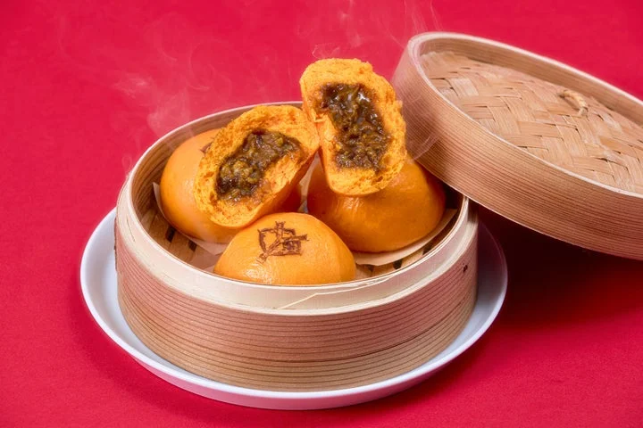 蒸籠に入った橙色のカレー饅（断面）