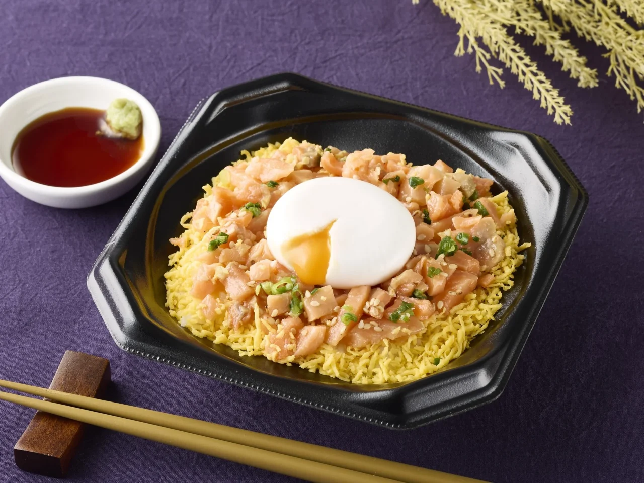 容器に入った月見サーモン丼（漬け風）