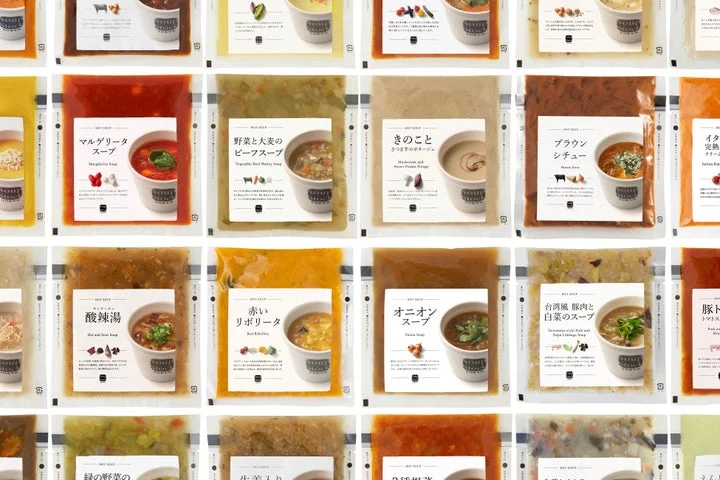 整列した多数の冷凍スープパックのパッケージ一覧