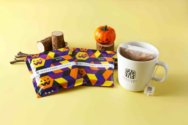 ハロウィンブレンドのパッケージとマグカップに入ったコーヒーバッグ