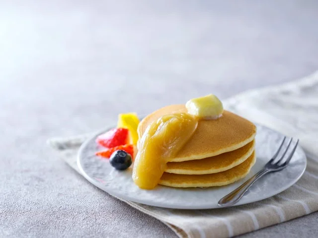 ホットケーキに塗られたカスタード風味の白こしあん