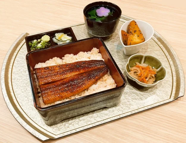 秋香るうなぎと鮭御膳の盛り付け状態