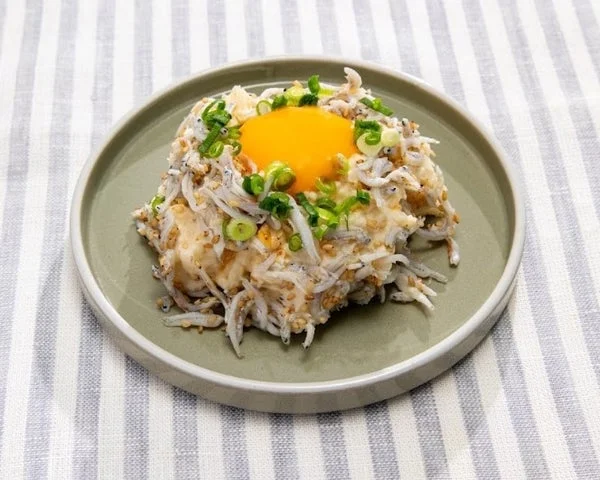 しらすと卵黄ソースをのせたポテトサラダ