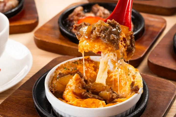 チーズがとろける炙り和牛トマトクリームグラタン