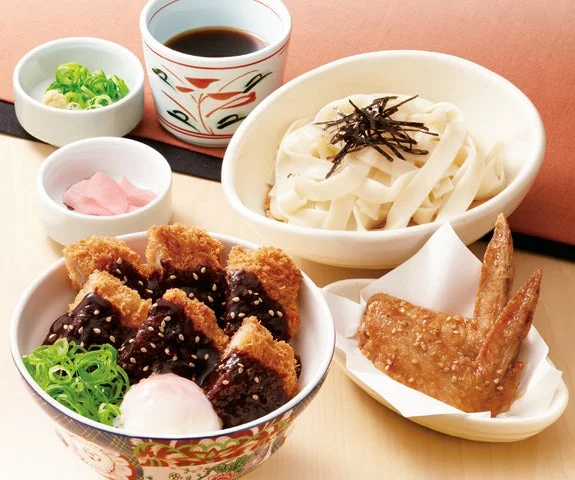 味噌ひれかつ丼、ミニ麺、手羽先唐揚げがセットになった味噌ひれかつ丼セット
