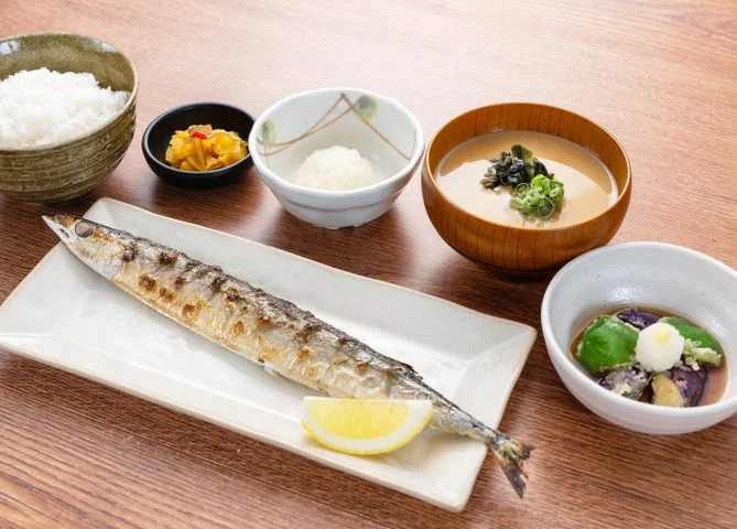 さんま塩焼き、茄子揚げ出し、ご飯、味噌汁、小鉢の定食セット
