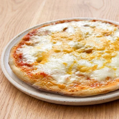 4種のチーズが載ったローマ風ピザ