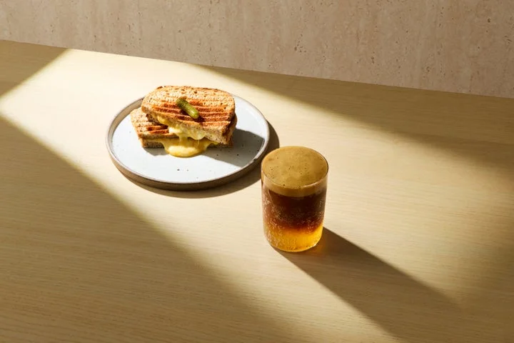 エスプレッソ トニックとグリルドチーズサンドイッチのペアリング