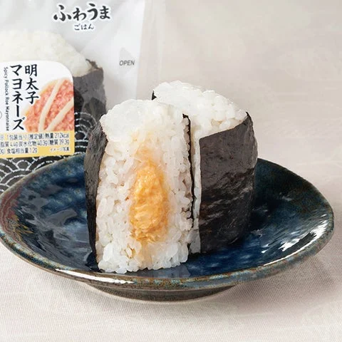 断面が見える直巻明太子マヨネーズおむすびとパッケージ