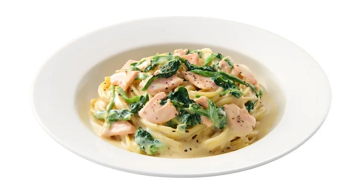 皿に盛り付けられたサーモンとほうれん草のクリームパスタ