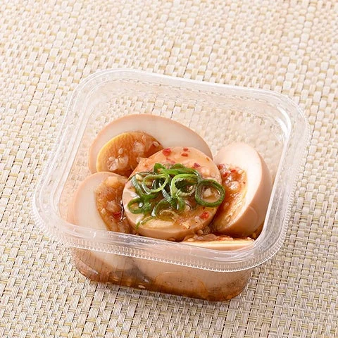 透明な容器に入った特製ダレの味付けたまご