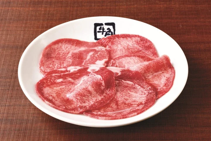 皿に盛られた生の牛角タン塩
