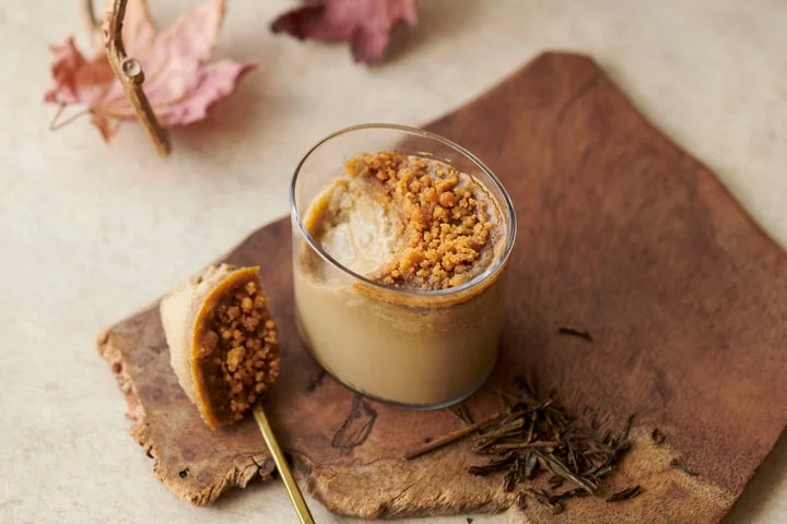 カップに入った「Mr. CHEESECAKE Petit Hojicha Maple」