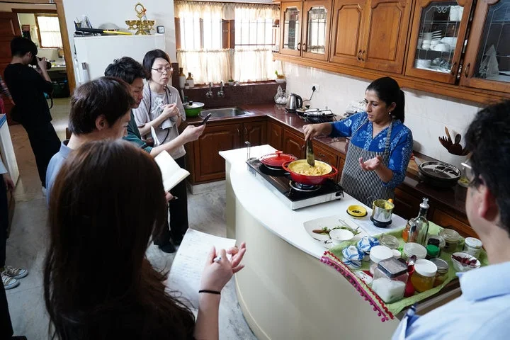 インドで料理の研修を受けるスタッフの様子