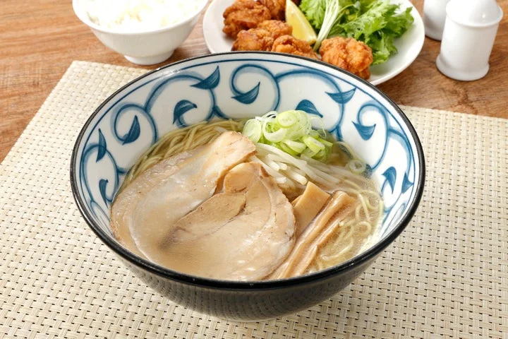 完成した牛骨しおラーメンの盛り付け例