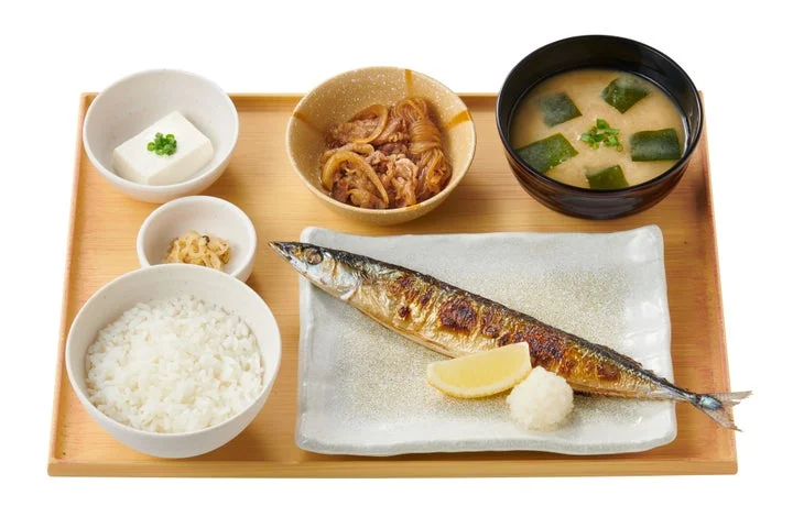 ミニすき焼き小鉢が付いたさんまの塩焼定食