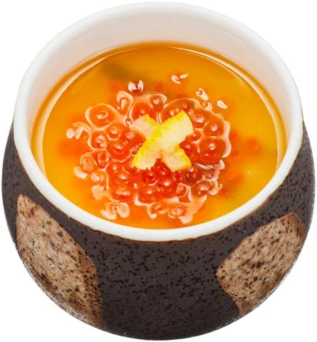 いくらがトッピングされた贅沢な茶碗蒸し