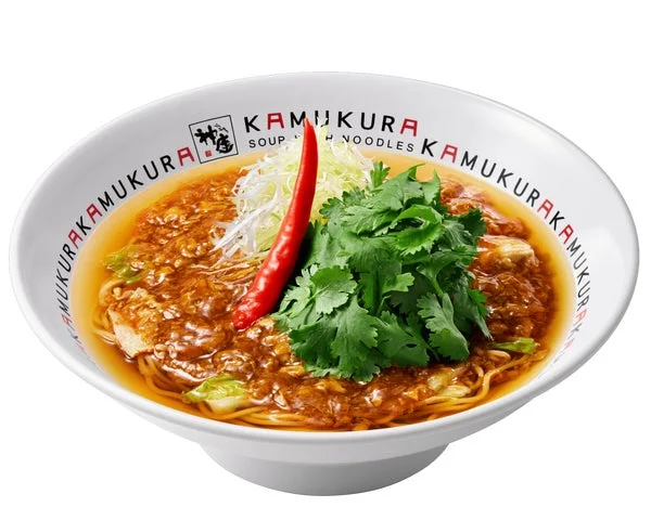 黒酢仕立ての酸辣湯麺にパクチーをトッピングしたもの