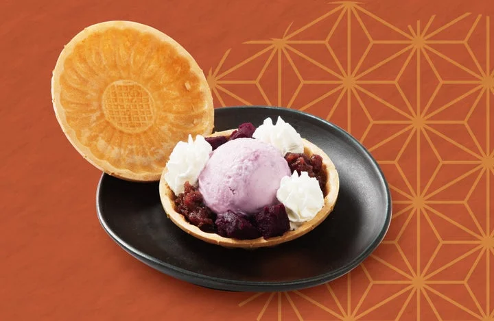 紫いものアイスクリームとあずきを挟んだ最中サンド