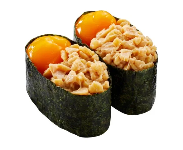納豆と卵黄ソースをのせた軍艦巻き