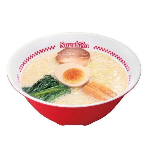 赤い丼に入った濃い味スガキヤラーメン。味付煮玉子、ほうれん草、チャーシューが添えられている