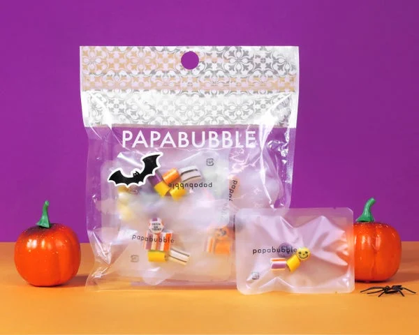 PAPABUBBLEのロゴ入り透明袋に詰められたハロウィン柄キャンディとミニ袋