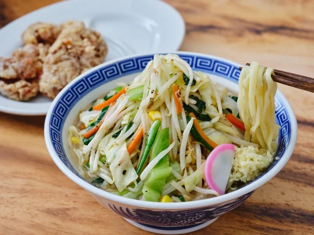 炒め野菜と太麺のタンメンと、カラアゲが盛られた白い皿