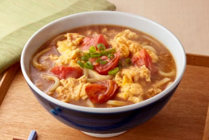トマトと卵が入ったカレーうどんの完成品