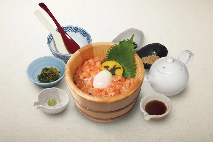 木製のおひつにサーモン、温泉卵、うさぎのかまぼこ、だしを添えた月見メニュー